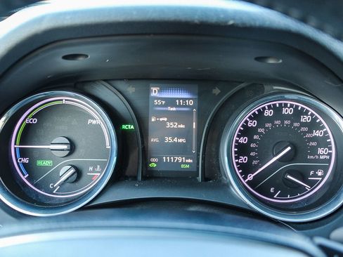 Used 2020 Toyota Camry SE w/ Sunroof Package image 29