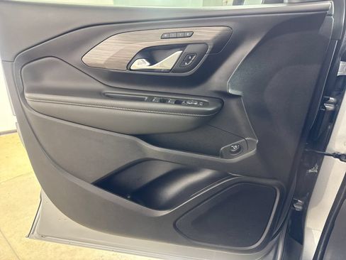 Used 2023 GMC Terrain SLT FWD image 17