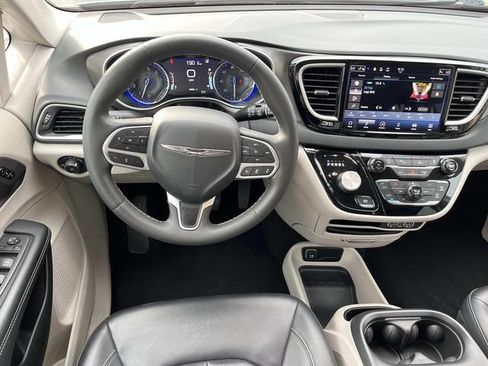 Used 2024 Chrysler Pacifica Touring-L FWD image 12