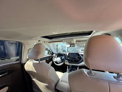 Used 2021 Toyota Highlander XLE AWD/4WD image 20