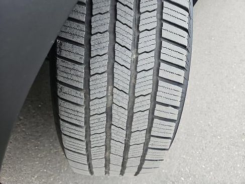 Used 2019 Ford Explorer XLT w/ Equipment Group 202A image 25