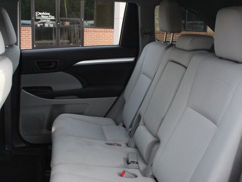 Used 2019 Toyota Highlander LE FWD image 24