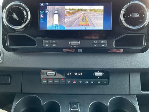 Used 2025 Mercedes-Benz Sprinter 2500 image 15