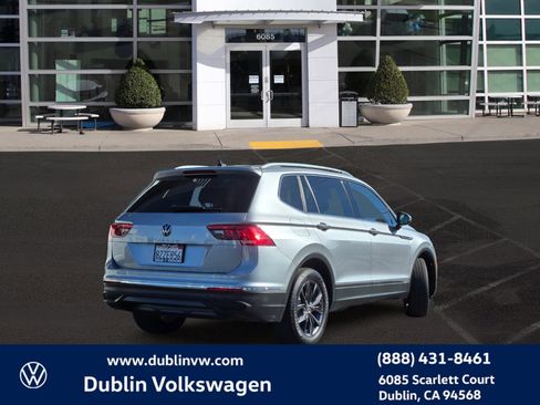 Certified 2022 Volkswagen Tiguan SE w/ Panoramic Sunroof Package image 4