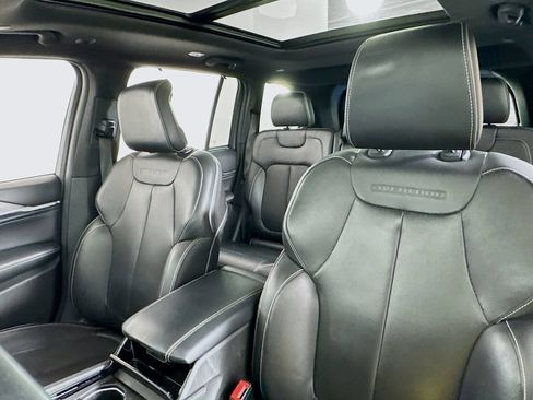 Used 2023 Jeep Grand Cherokee Overland w/ Advanced Protech Group III AWD/4WD image 17