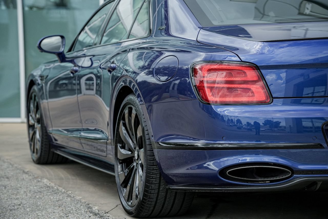 Used 2025 Bentley Flying Spur Plug-In Hybrid AWD/4WD image 13