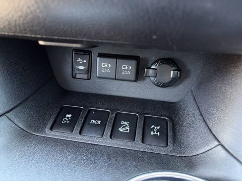 Used 2019 Toyota Highlander XLE AWD/4WD image 40