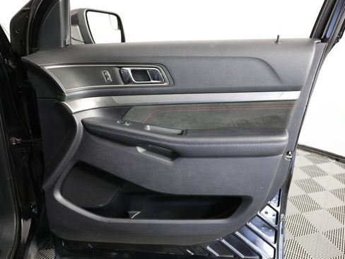Used 2018 Ford Explorer XLT w/ Equipment Group 202A AWD/4WD image 26