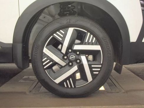 Used 2025 Nissan Kicks SV image 4