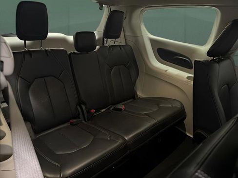 Used 2024 Chrysler Pacifica Limited FWD image 16
