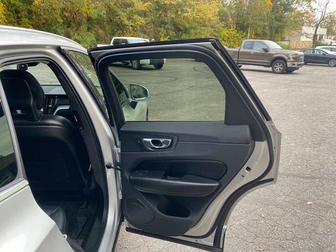 Used 2018 Volvo XC60 T5 Momentum w/ Vision Package image 53