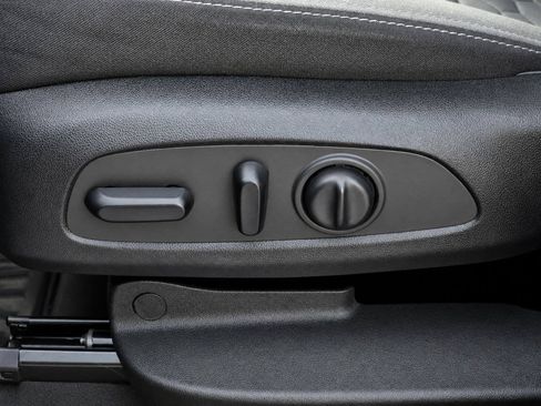 Used 2019 Chevrolet Equinox LT FWD image 16
