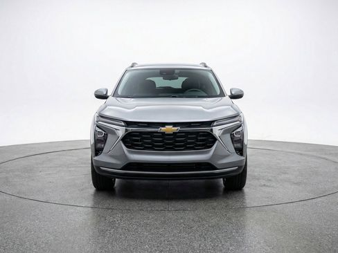 Used 2025 Chevrolet Trax LT FWD image 2