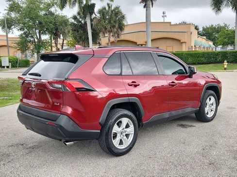 Used 2020 Toyota RAV4 XLE w/ Convenience Package FWD image 4
