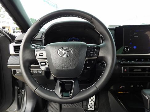 Used 2025 Toyota Camry SE w/ Convenience Package image 16