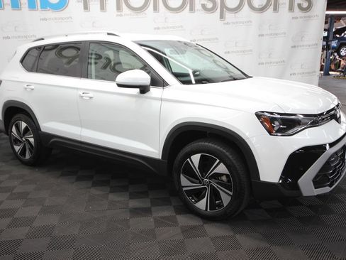 Used 2025 Volkswagen Taos SE AWD/4WD image 10