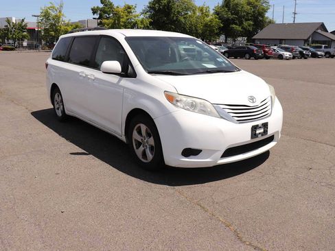 Used 2015 Toyota Sienna LE FWD image 3