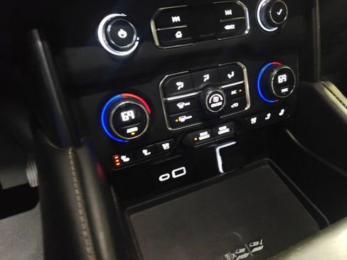 Used 2023 Chevrolet Suburban Premier image 13