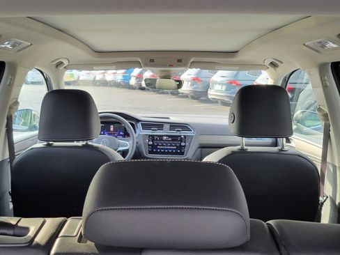 Used 2022 Volkswagen Tiguan SE image 49