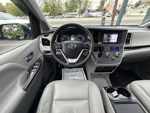 Used 2018 Toyota Sienna XLE w/ XLE Navigation Package AWD/4WD image 32