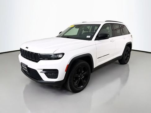 Used 2023 Jeep Grand Cherokee Altitude AWD/4WD image 3