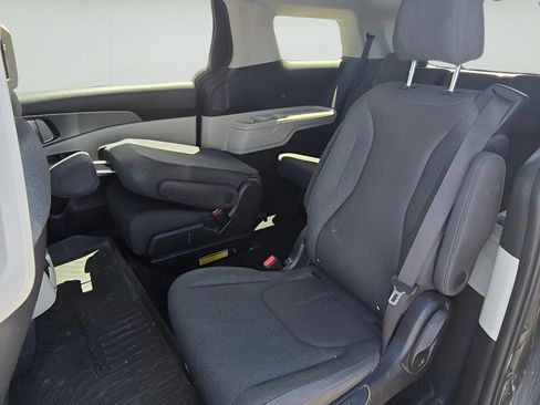 Used 2022 Kia Carnival LX FWD image 20