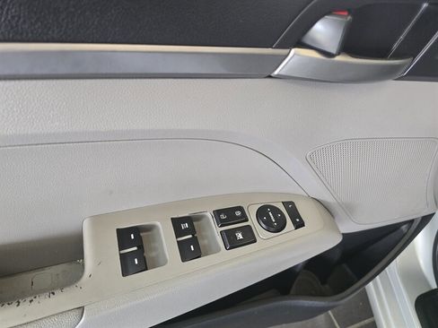 Used 2017 Hyundai Elantra SE image 17