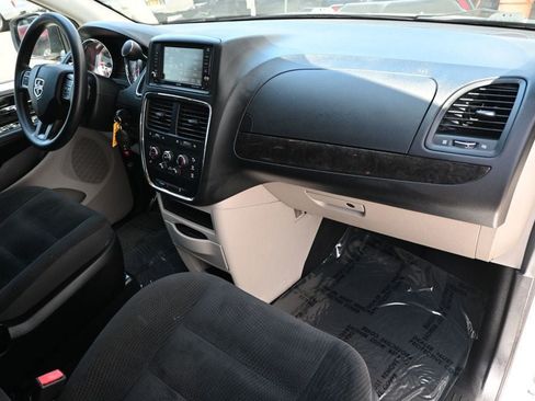Used 2019 Dodge Grand Caravan SE w/ UConnect Hands-Free Group FWD image 11