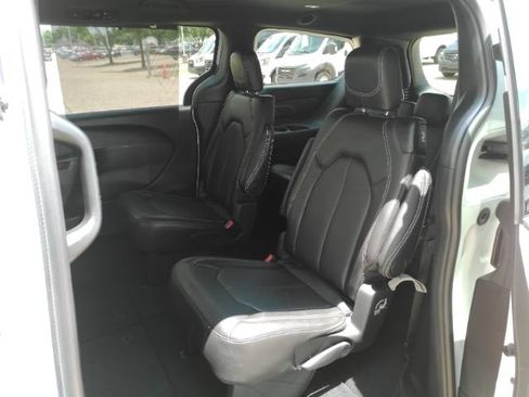 Used 2026 Chrysler Pacifica Select FWD image 17