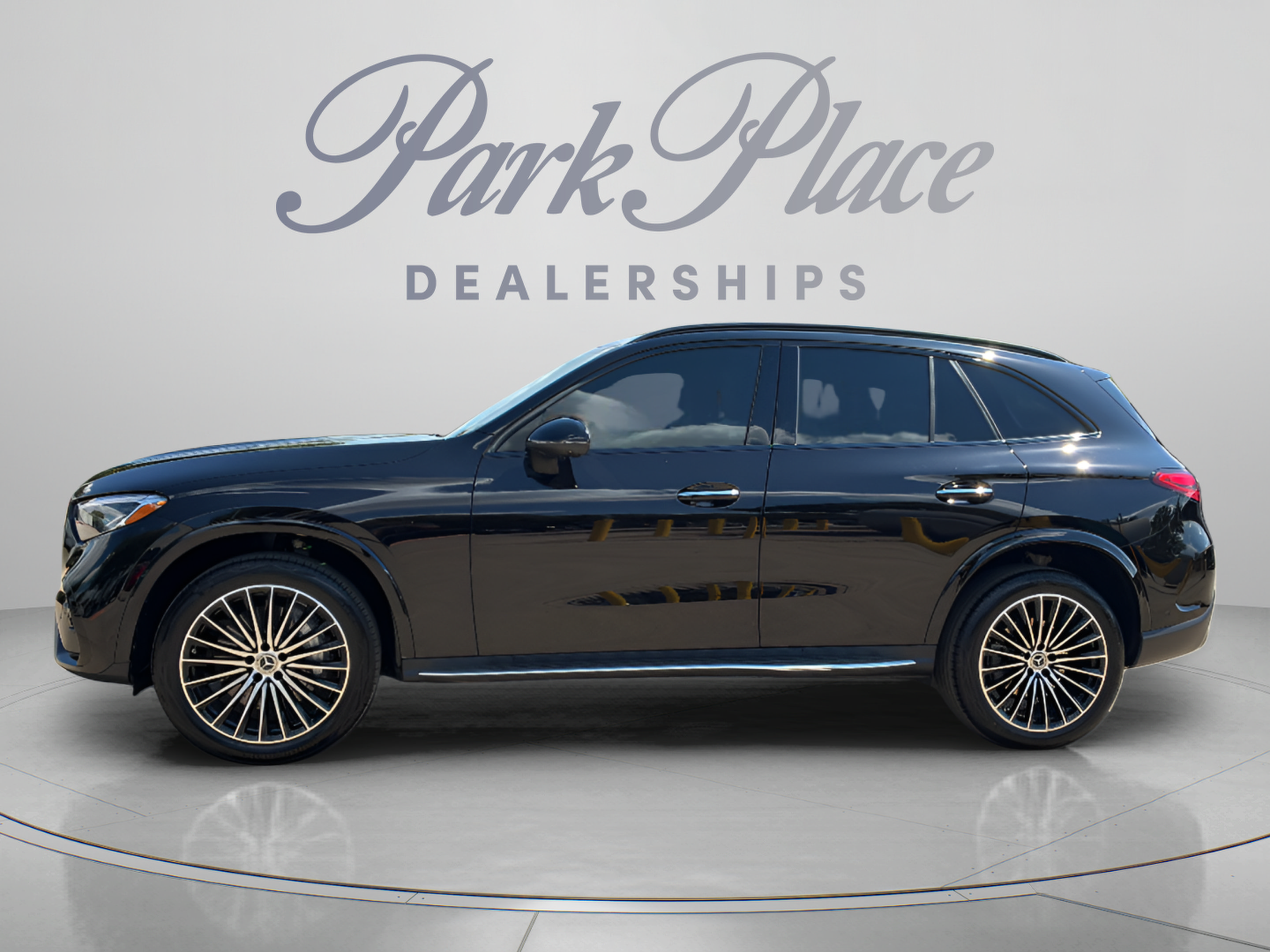 Used 2026 Mercedes-Benz GLC 300 image 2