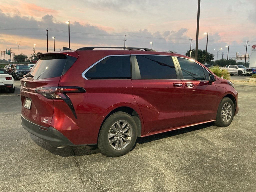 Used 2023 Toyota Sienna XLE w/ XLE Plus Package FWD image 4