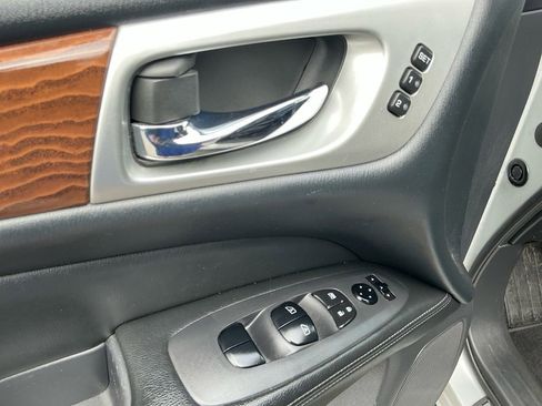 Used 2018 Nissan Pathfinder Platinum FWD image 16