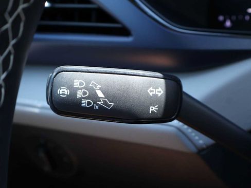 Used 2024 Volkswagen Taos SE w/ MDO Package FWD image 27