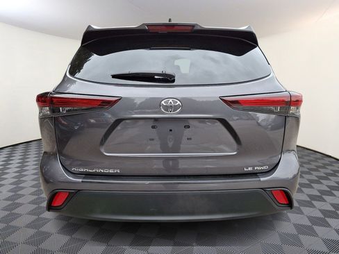 Used 2024 Toyota Highlander LE AWD/4WD image 5