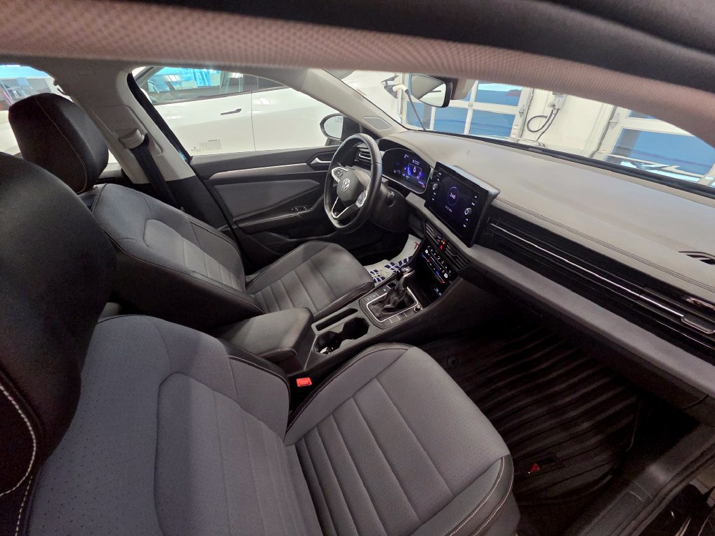 Used 2025 Volkswagen Jetta SE FWD image 19