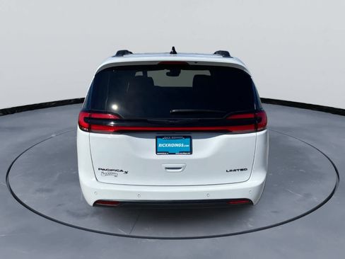 Used 2025 Chrysler Pacifica Limited FWD image 7