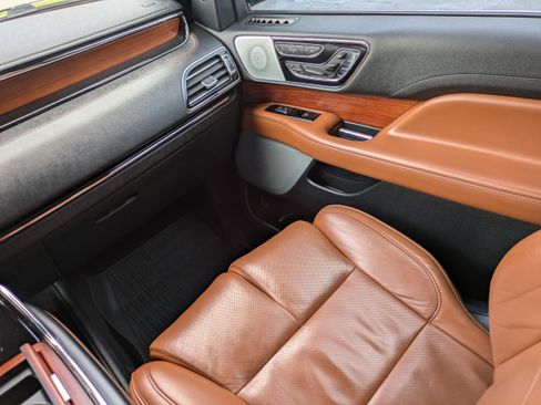 Used 2019 Lincoln Navigator Reserve image 16