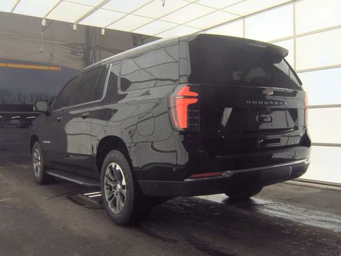 Used 2025 Chevrolet Suburban LT image 4