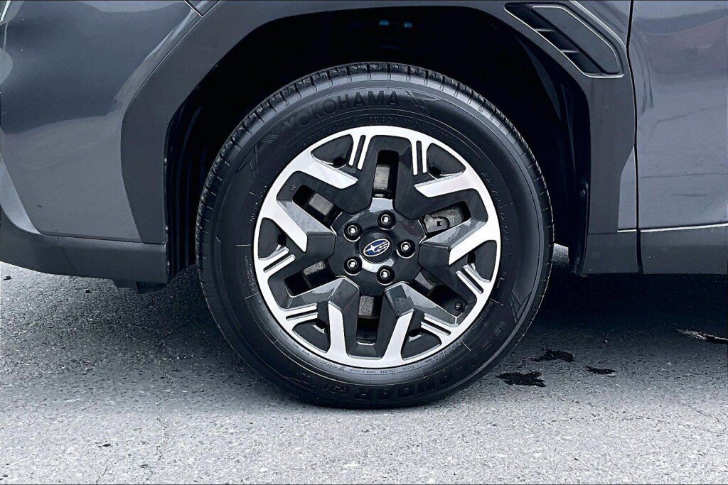 Certified 2025 Subaru Forester Premium AWD/4WD image 17