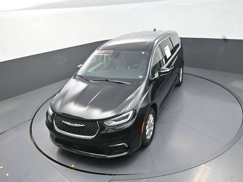 Used 2023 Chrysler Pacifica Touring-L FWD image 13