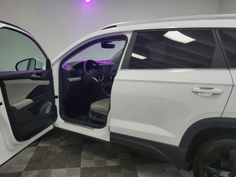 Used 2024 Volkswagen Taos SE w/ Panoramic Sunroof Package image 16