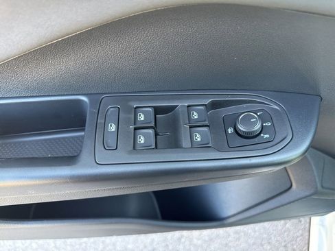 New 2026 Volkswagen Taos SE image 18