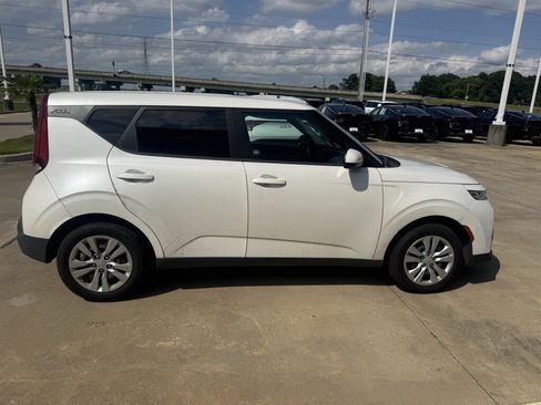 Used 2022 Kia Soul LX FWD image 2