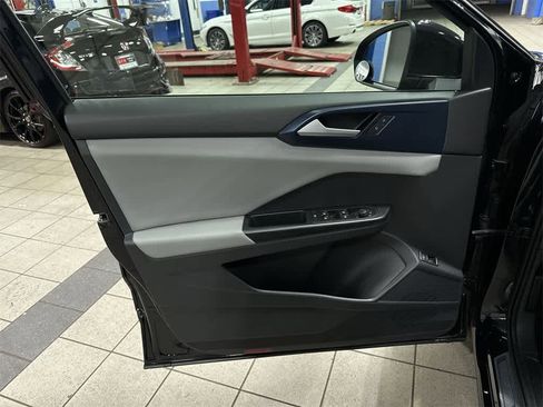 Used 2023 Volkswagen Taos SE w/ Panoramic Sunroof Package image 29