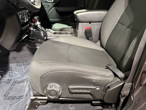 Used 2018 Jeep Wrangler Unlimited Sport S image 13