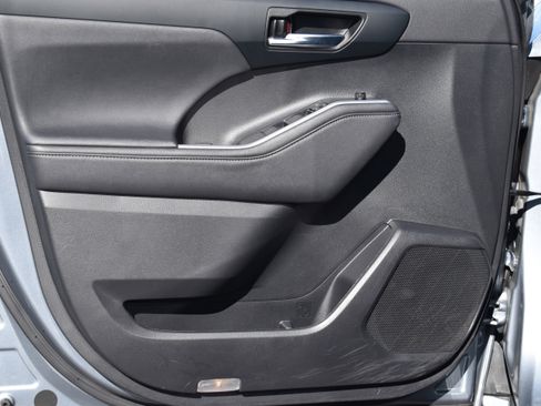 Used 2023 Toyota Highlander XLE image 5