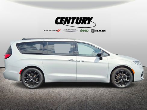 Used 2024 Chrysler Pacifica Limited w/ S Appearance Package FWD image 2