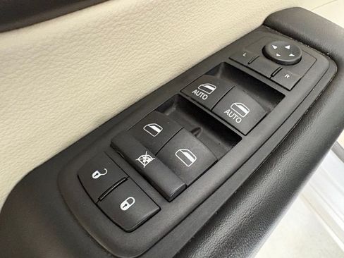 Used 2024 Chrysler Pacifica Touring-L FWD image 19