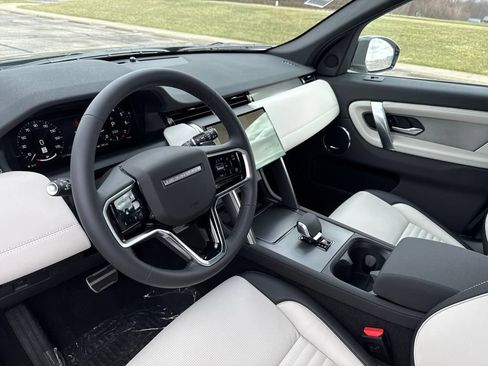 New 2025 Land Rover Discovery Sport Dynamic SE image 12