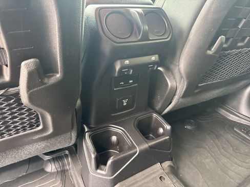 Used 2019 Jeep Wrangler Unlimited Rubicon w/ Cold Weather Group AWD/4WD image 17
